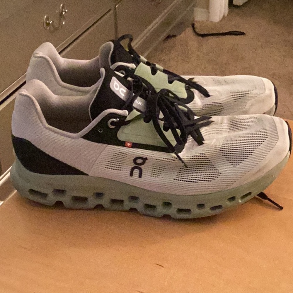 on cloud shoe for men size 10 in very good condition